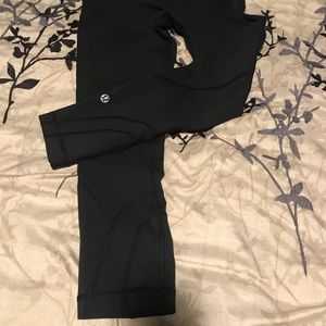 Lululemon black crop size 4